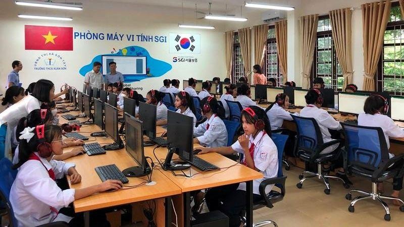 Tặng phòng máy tính cho học sinh thị xã Sơn Tây