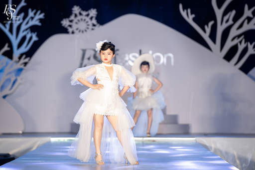 Model nhí PHẠM QUỲNH ANH tự tin sải bước tại sự kiện 9 FASHION SHOW Mùa 2 “ONCE UPON A TIME”