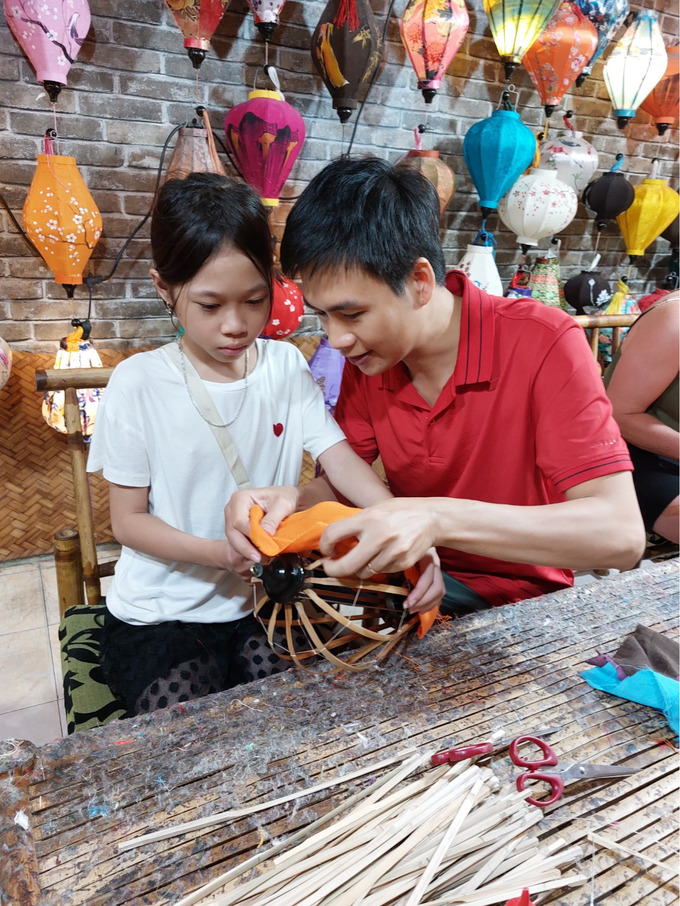 Mẹ tìm ba về cho con nắm tay